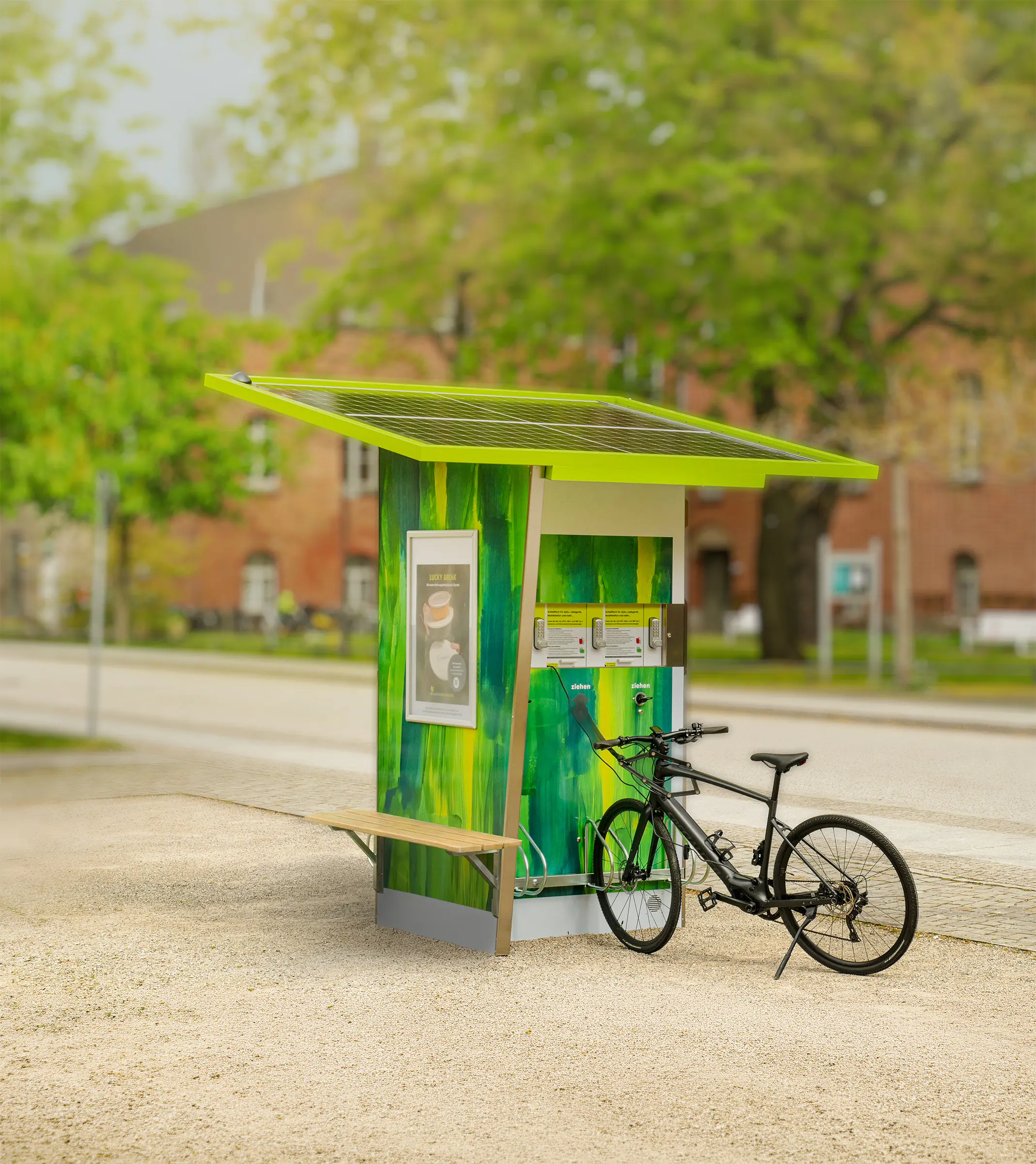e-Ladestation steht auf dem freien Feld mit zwei Fahrradfahrer