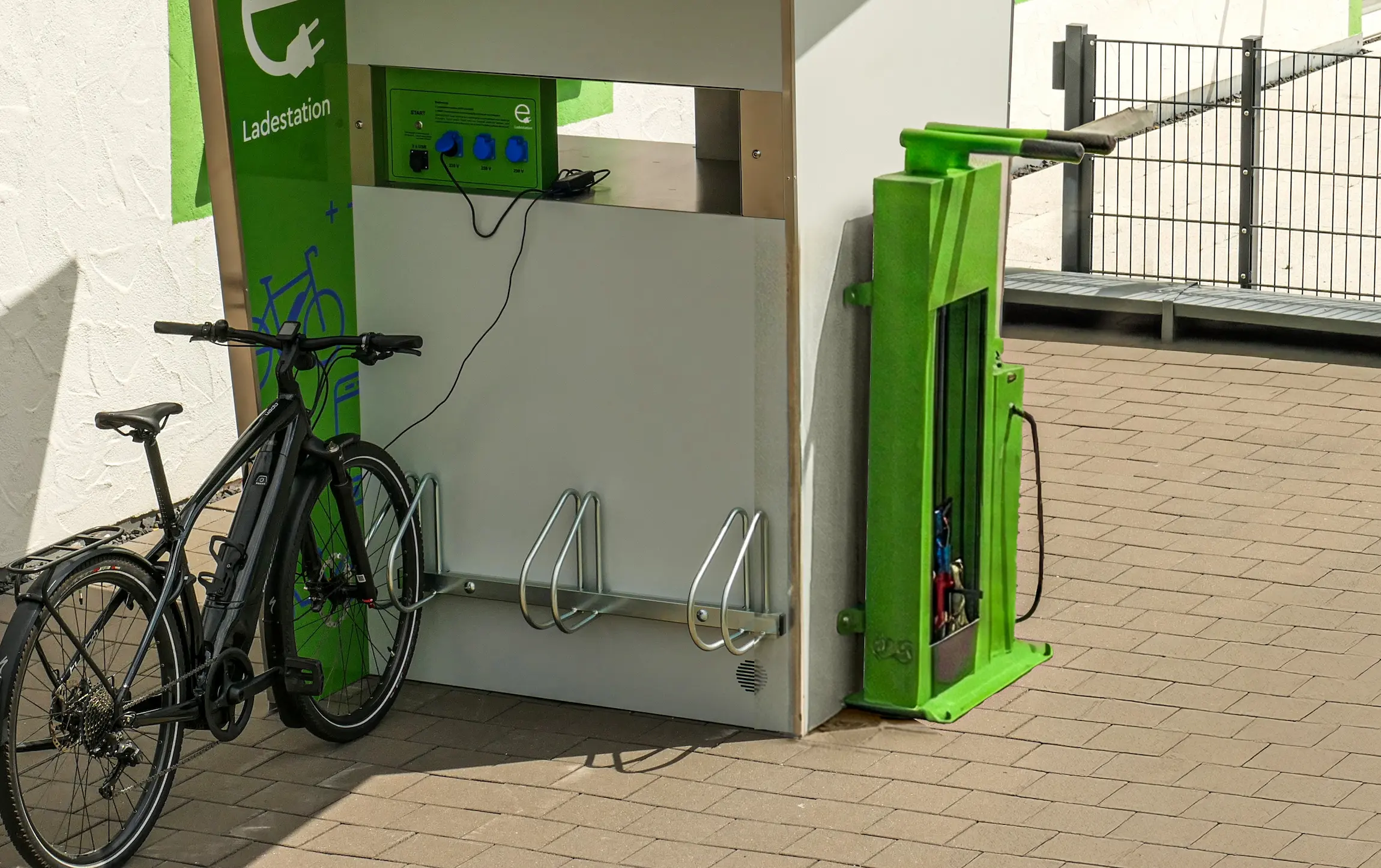 Mobilitätsstation mit Reparaturstation für E-Bikes und Fahrräder