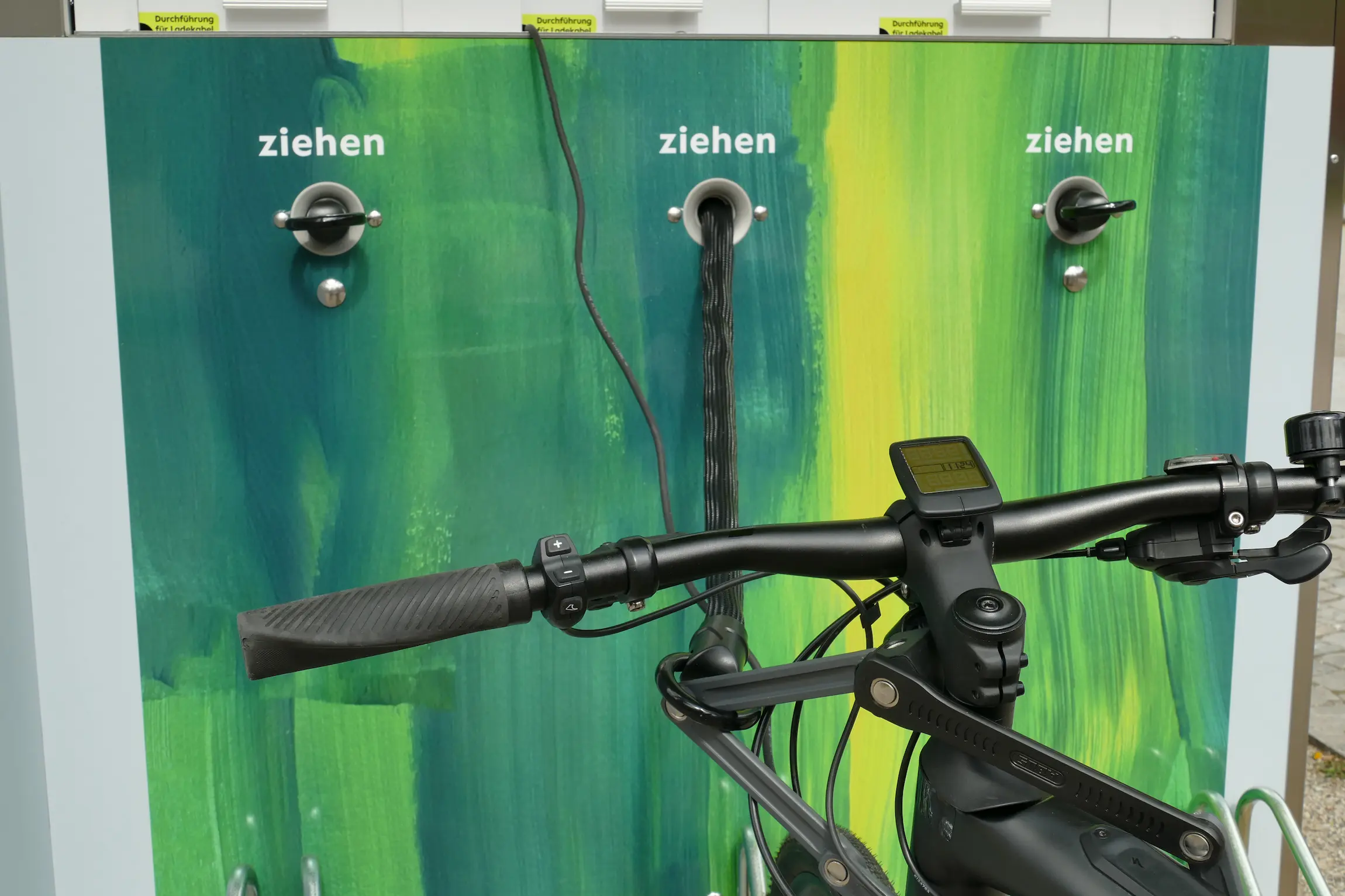 Mobilitätsstation mit Sicherhungsketten für E-Bikes